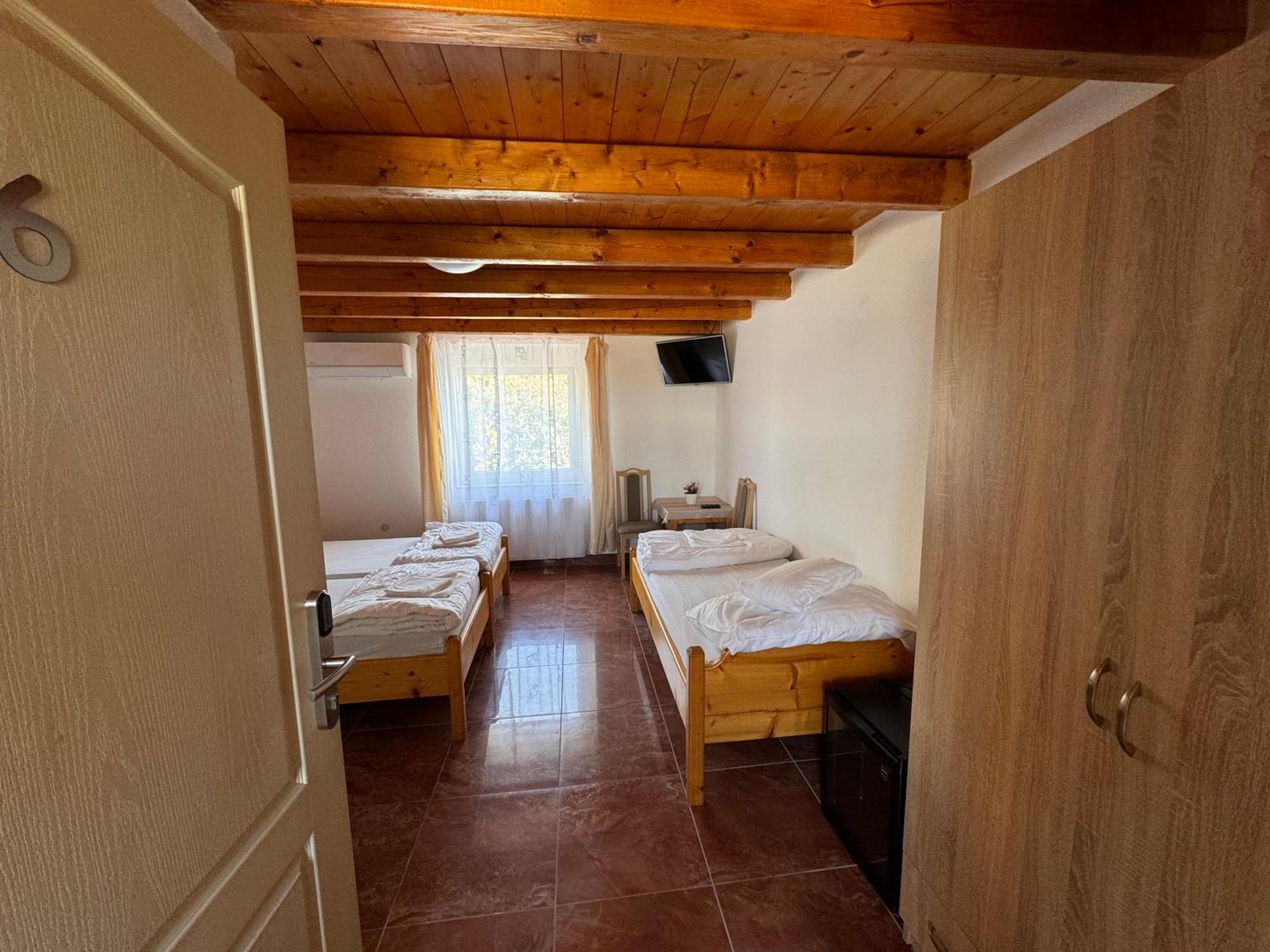 Fuerdo Panzio Bed & Breakfast Karcag Bagian luar foto