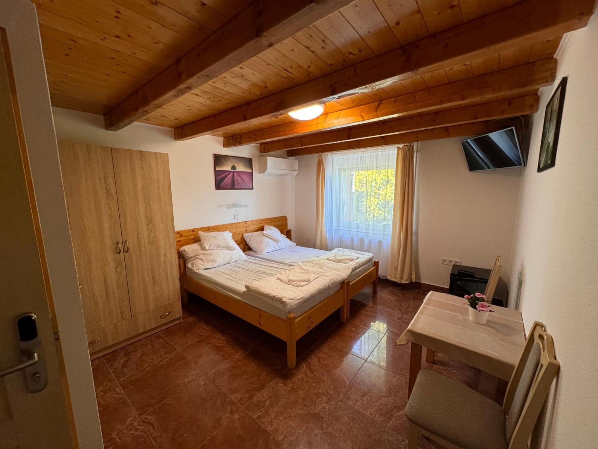 Fuerdo Panzio Bed & Breakfast Karcag Bagian luar foto